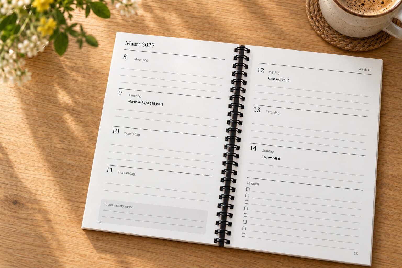 Een weekagenda van Days Marked, opengeslagen op een keukentafel bij een week in maart, met ‘Oma wordt 80’ gedrukt op vrijdag de 12e