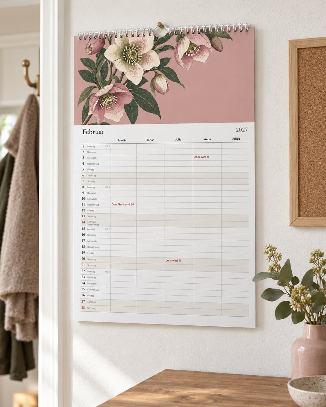 Der Familienkalender mit einer Spalte pro Person, an der Küchenwand