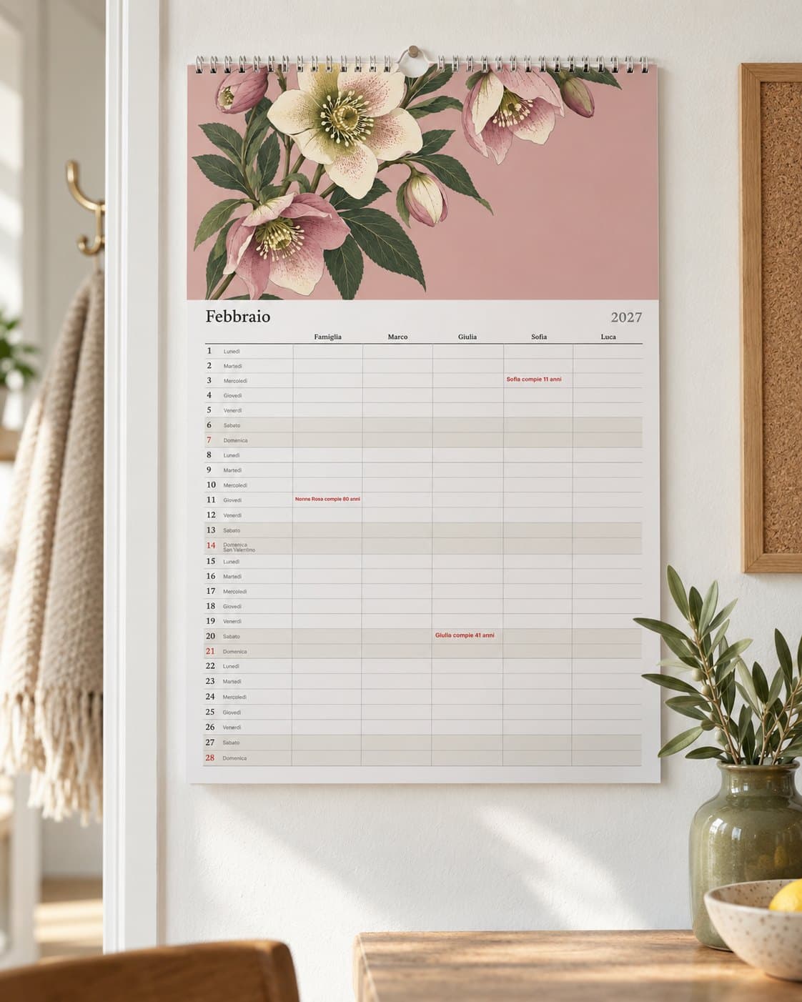Il calendario della famiglia con una colonna per persona, appeso in cucina