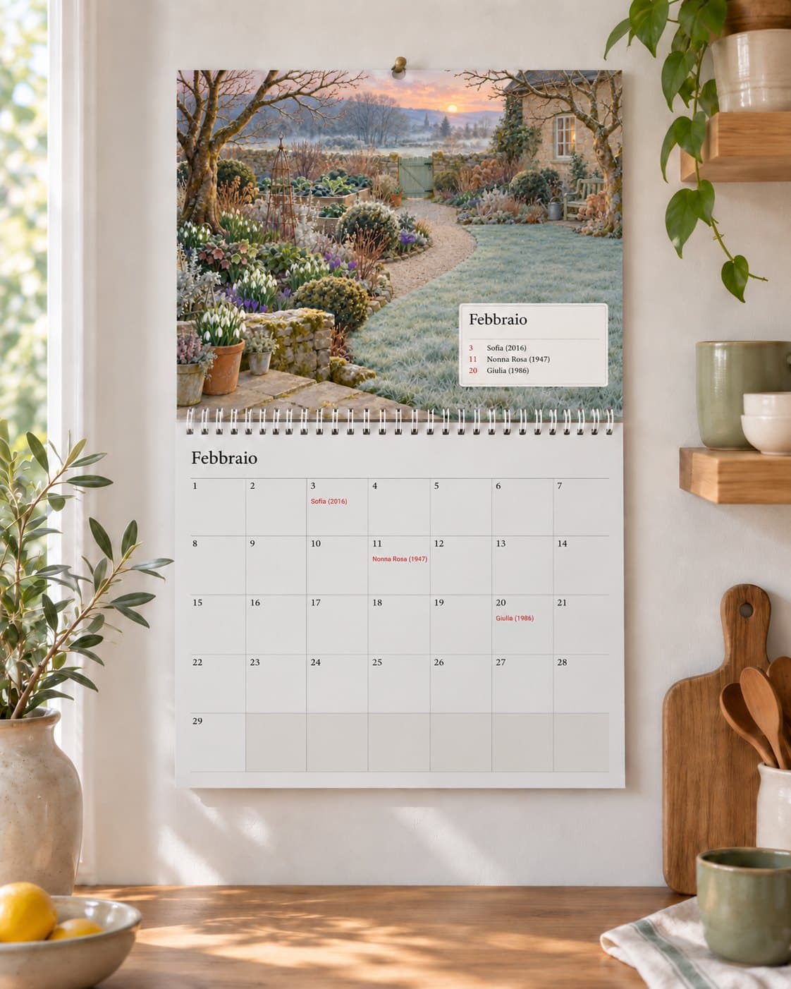 Il calendario perpetuo dei compleanni in cucina, ogni compleanno nel suo giorno con l’anno di nascita