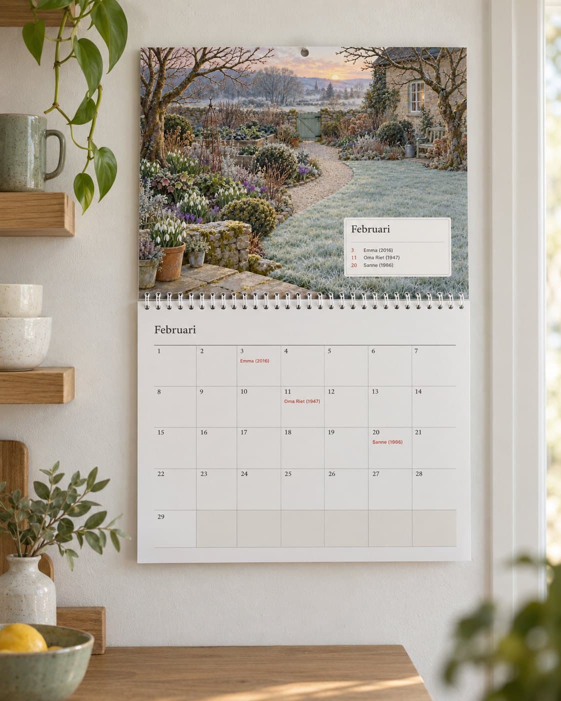 De verjaardagskalender in een keuken, elke verjaardag op zijn dag met het geboortejaar
