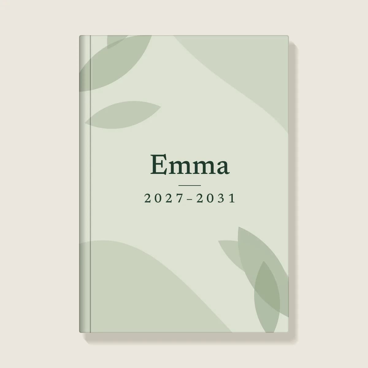 Das 5-Jahres-Tagebuch als Hardcover mit dem Titel Emma und den Jahren 2027–2031 auf einem grünen Cover mit Blättern