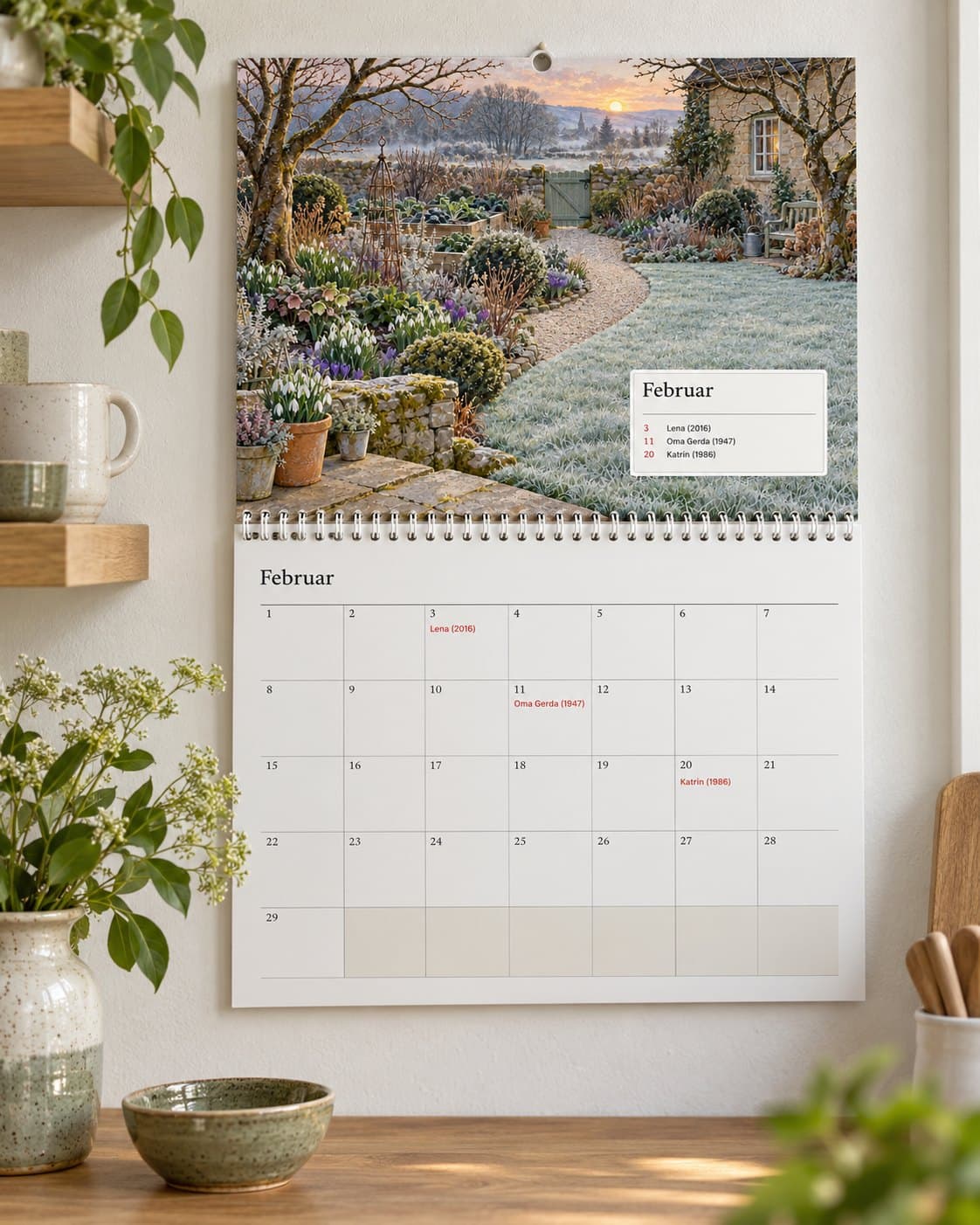 Der immerwährende Geburtstagskalender in einer Küche, jeder Geburtstag an seinem Tag mit dem Geburtsjahr